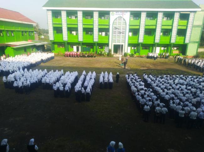 Peringati Hardiknas, MTsN 7 Kebumen Adakan Upacara Bendera